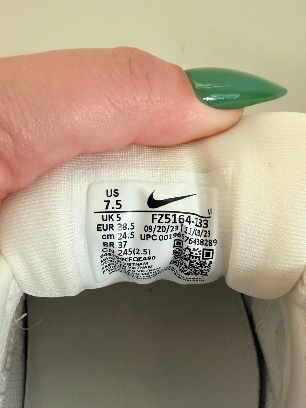 NIKE Air Max 90 LV8 SE Valentine's Day Sneakers - Picture 8 of 8